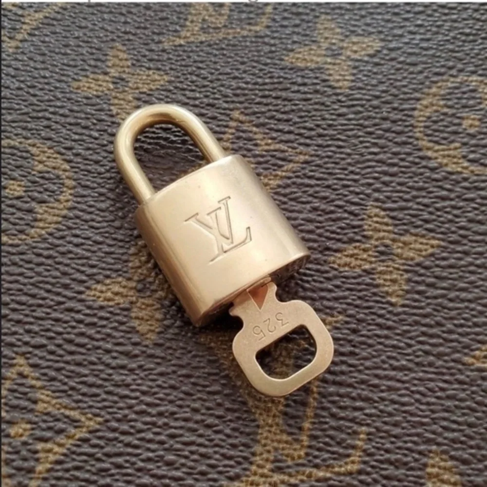 NEAR MINT AUTHENTIC Louis Vuitton lock and key set._9